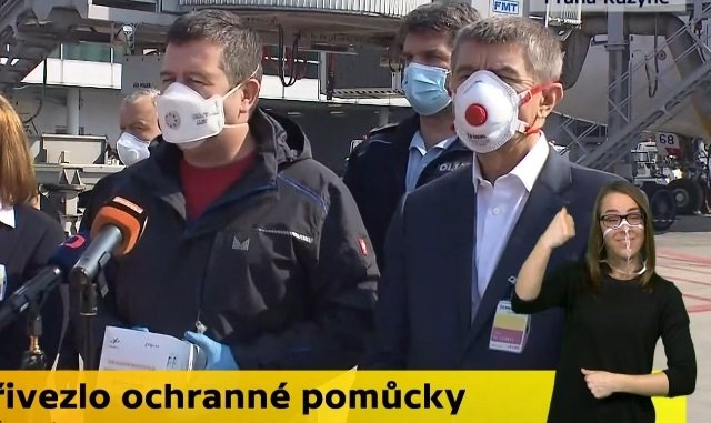 Jan Hamáček a Andrej Babiš během tiskovce na letišti po příletu letadla s respirátory z Číny (20.3.2020)