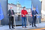 Roman Prymula, Jan Hamáček a Andrej Babiš s rouškami na tiskovce na Úřadu vlády (17.3.2020)