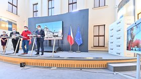 Roman Prymula, Jan Hamáček a Andrej Babiš s rouškami na tiskovce na Úřadu vlády (17.3.2020)