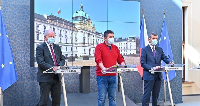 Roman Prymula, Jan Hamáček a Andrej Babiš s rouškami na tiskovce na Úřadu vlády (17.3.2020)