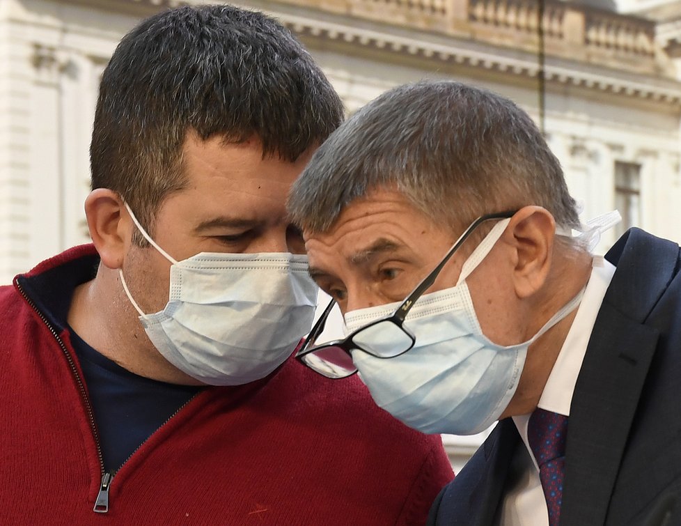 Jan Hamáček (ČSSD) a Andrej Babiš (ANO) na tiskovce ve Sněmovně s rouškami (17. 3. 2020)