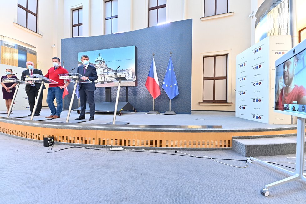 Roman Prymula, Jan Hamáček a Andrej Babiš s rouškami na tiskovce na Úřadu vlády (17. 3. 2020)