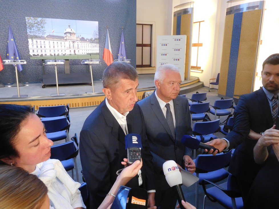 Exministr Andrej Babiš se šéfem poslanců ANO Jaroslavem Faltýnkem s novináři na Úřadu vlády