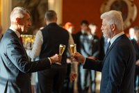 Zákulisí jmenování na Hradě: Babiš za volantem, „zrzka“ v první řadě i odjezd limuzínou