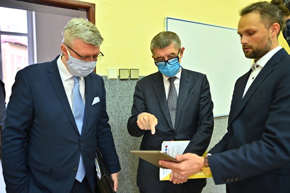 Premiér Babiš a ministr Karel Havlíček se jeli podívat na projekt online výuky Digitální pohotovost 4.0.