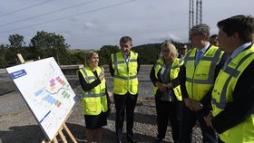 Premiér Andrej Babiš (ANO) s ministrem dopravy a obchodu Karlem Havlíčkem (ANO) a ministryní pro místní rozvoj Klárou Dostálovou (ANO) na návštěvě Karlovarského kraje. Jeho cestu zasáhly problémy s kolenem, kvůli kterým dostal hůl (26.6.2020)