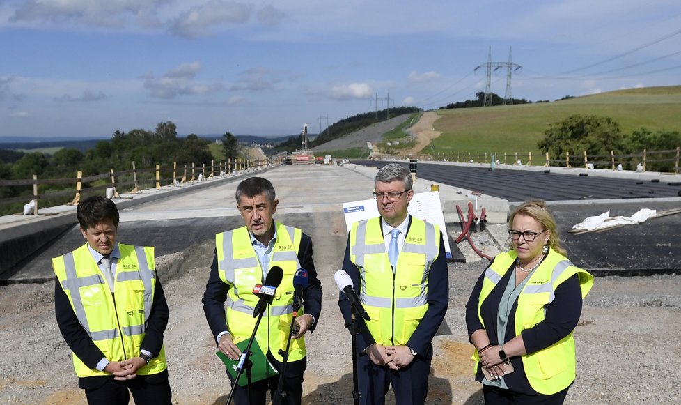 Premiér Andrej Babiš (ANO) s ministrem dopravy a obchodu Karlem Havlíčkem (ANO) a ministryní pro místní rozvoj Klárou Dostálovou (ANO) na návštěvě Karlovarského kraje. Jeho cestu zasáhly problémy s kolenem, kvůli kterým dostal hůl (26.6.2020)