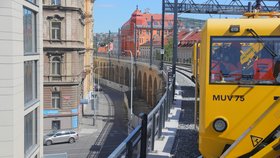 Negrelliho viadukt si 29. května 2020, tři dny před jeho znovuotevřením pro dopravu, prohlédli premiér Andrej Babiš (ANO) a ministr Karel Havlíček (ANO).