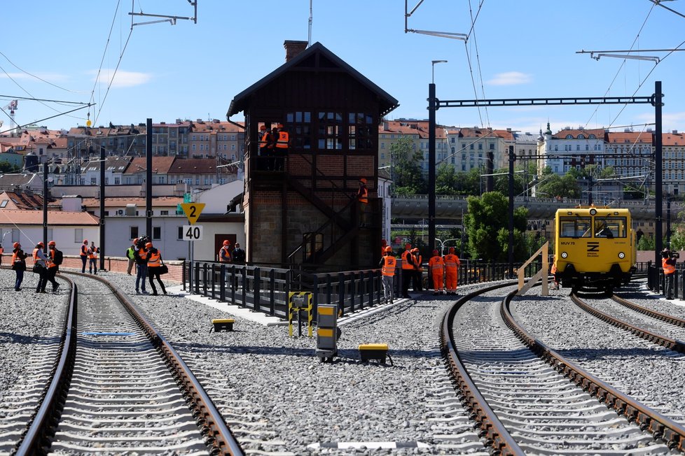 Negrelliho viadukt si 29. května 2020, tři dny před jeho znovuotevřením pro dopravu, prohlédli premiér Andrej Babiš (ANO) a ministr Karel Havlíček (ANO).