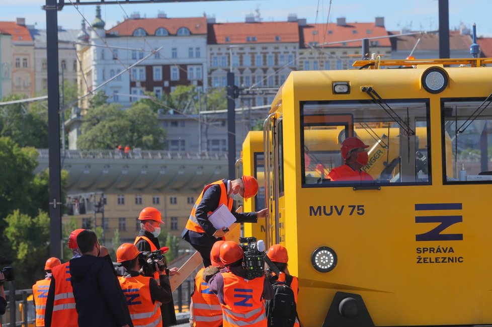 Negrelliho viadukt si 29. května 2020, tři dny před jeho znovuotevřením pro dopravu, prohlédli premiér Andrej Babiš (ANO) a ministr Karel Havlíček (ANO).