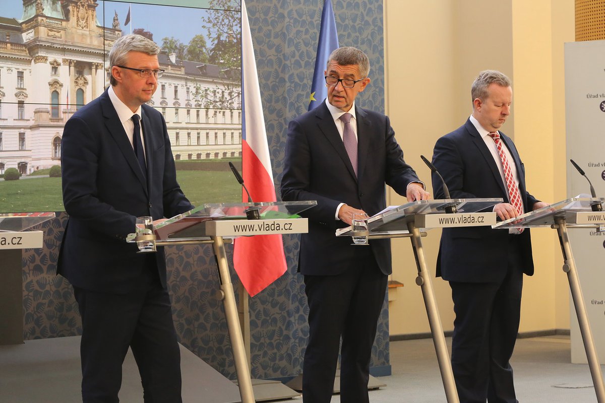 Karel Havlíček, Andrej Babiš a Richard Brabec na tiskové konferenci po jednání vlády (13. 5. 2019)