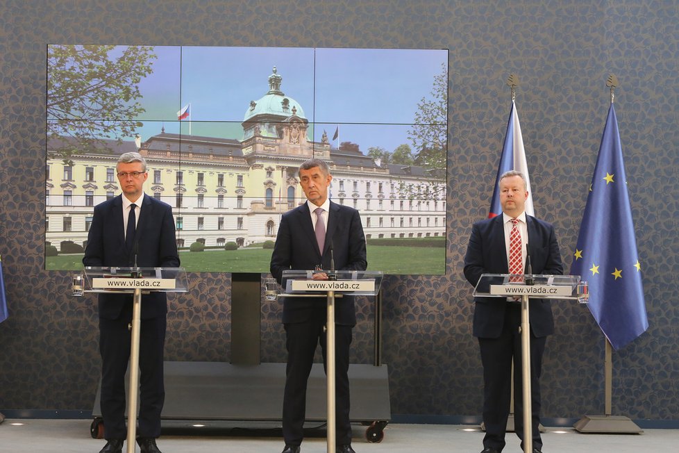 Andrej Babiš s Karlem Havlíčkem a Richardem Brabcem odpovídali na otázky novinářů (13. 5. 2019)