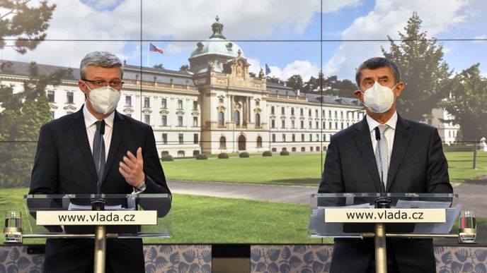 Vicepremiér Karel Havlíček (ANO) a premiér Andrej Babiš (ANO) vystoupili 21. října 2020 v Praze na tiskové konferenci po mimořádném jednání vlády k dalším opatřením proti šíření koronaviru.