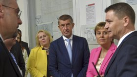 Andrej Babiš (ANO) při výjezdu vlády do Karlovarského kraje. S hejtmankou Janou Vildumetzovou (v růžovém) a ministryní Dostálovou (ve žlutém)