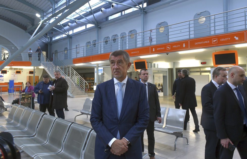 Andrej Babiš (ANO) při výjezdu vlády do Karlovarského kraje při prohlídce karlovarského letiště
