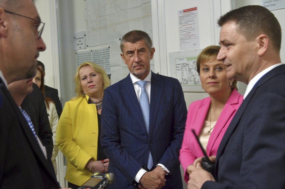 Andrej Babiš (ANO) při výjezdu vlády do Karlovarského kraje. S hejtmankou Janou Vildumetzovou (v růžovém) a ministryní Dostálovou (ve žlutém).