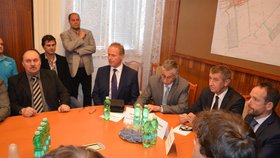 Ministr financí Andrej Babiš při návštěvě Dolu Darkov hovořil s odboráři a horníky z OKD (7. 6. 2016).