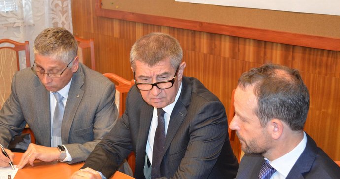 Ministr financí Andrej Babiš při návštěvě Dolu Darkov hovořil s odboráři a horníky z OKD (7. 6. 2016).