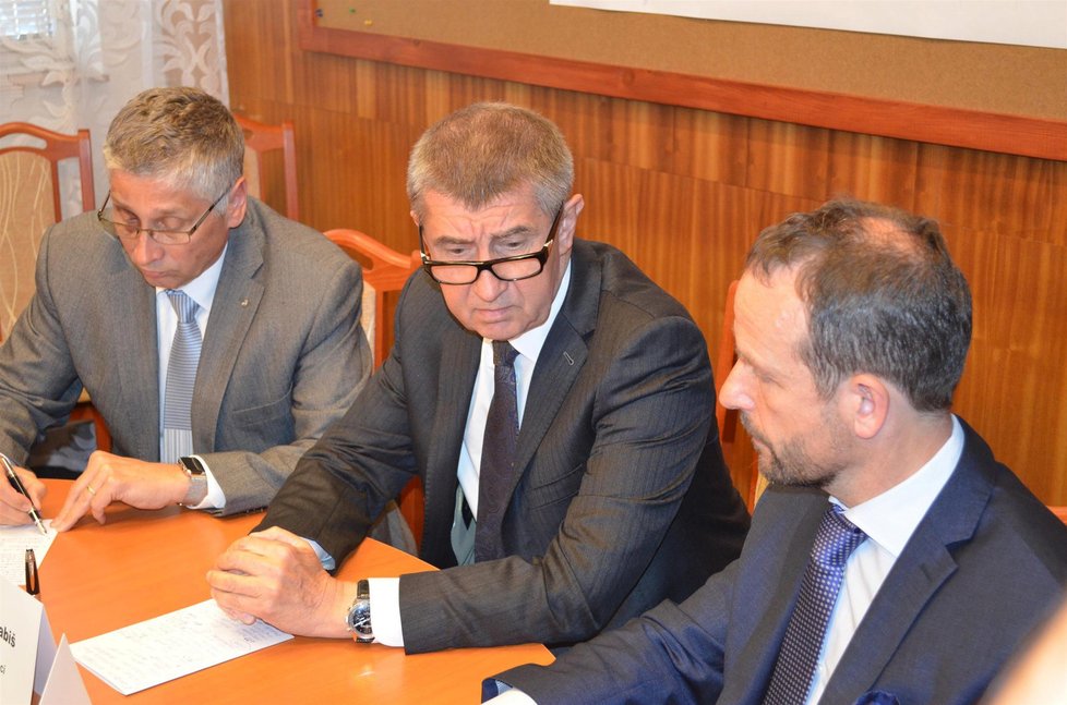 Ministr financí Andrej Babiš při návštěvě Dolu Darkov hovořil s odboráři a horníky z OKD (7.6.2016).