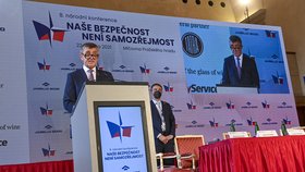 Premiér Andrej Babiš ma Hradě během bezpečnostní konference řešil covid i hrozbu mutací (22.6.2021)