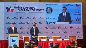 Premiér Andrej Babiš ma Hradě během bezpečnostní konference řešil covid i hrozbu mutací (22.6.2021)