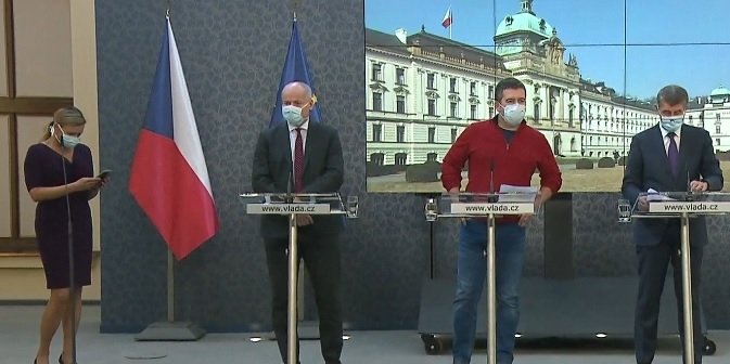 Vládní mluvčí Jana Adamcová, Roman Prymula, Jan Hamáček a Andrej Babiš v rouškách na tiskovce po jednání vlády (17.3.2020)