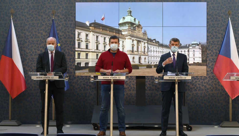 Na snímku (zleva) šéf krizového štábu Roman Prymula, ministr vnitra Jan Hamáček a premiér Andrej Babiš. Křetínský: „Je potřeba ocenit, jak se daří české vládě zorganizovat pomoc a jak jsme neskutečně lépe zásobeni, než jsme byli před čtrnácti dny.“