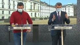 Tiskovka po jednání vlády: Hamáček a Babiš v rouškách (17.3.2020)