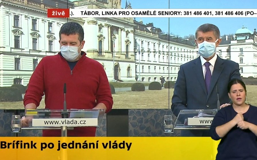 jan Hamáček (ČSSD) a Andrej Babiš (ANO) v rouškách po jednání vlády (17.3.2020)