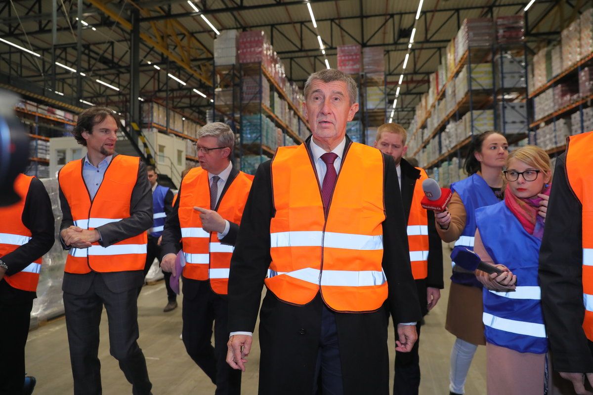 Babiš vyrazil do skladů řetězců, Čechy vehementně vyzýval, aby neskupovali potraviny (13.3.2020)