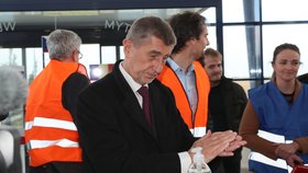 Babiš během jarní koronakrize prohlédl sklady řetězců a jejich připravenost