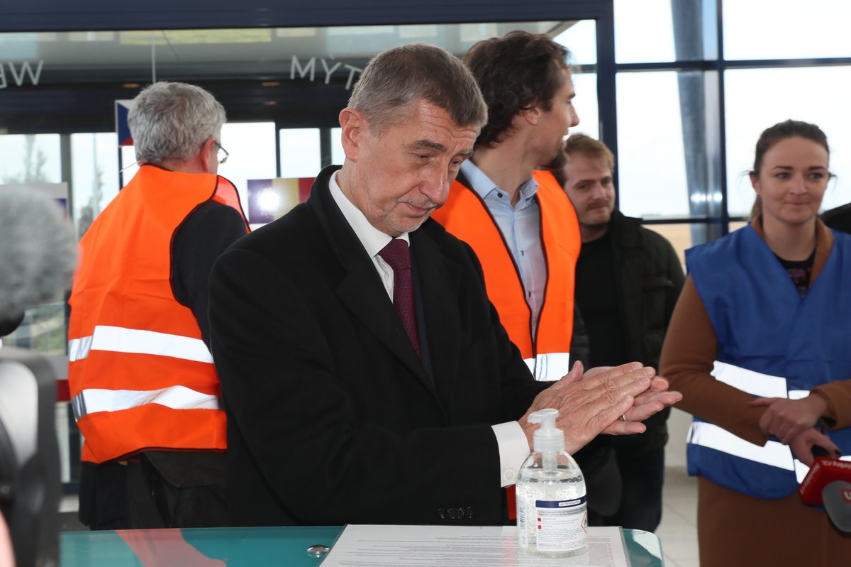 Babiš vyrazil do skladů řetězců, Čechy vehementně vyzýval, aby neskupovali potraviny (13.3.2020)