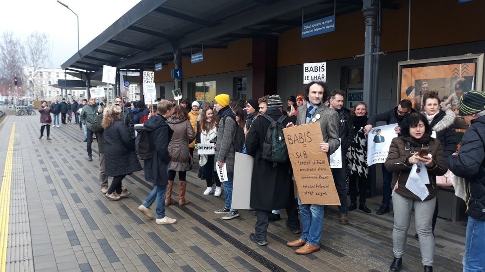 Na Babiše v Náchodě čekali při výjezdu do Královéhradeckého kraje demonstranti. (26.2.2020)