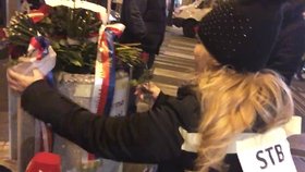 Kytice od Babiše skončila na Národní třídě v koši, demonstranti přišli 17. listopadu již časně ráno.