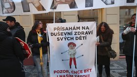 Národní třída, 17. listopad 2018: Demonstranti dorazili ještě před svítáním