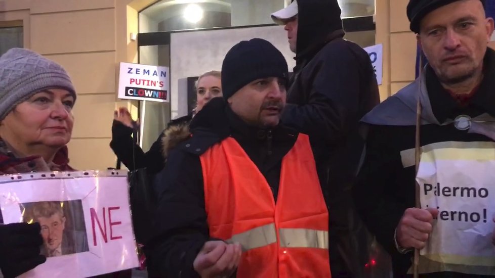 Kytice od Babiše skončila na Národní třídě v koši, demonstranti přišli 17. listopadu již časně ráno