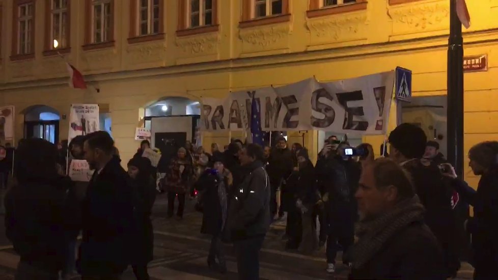 Kytice od Babiše skončila na Národní třídě v koši, demonstranti přišli 17. listopadu již časně ráno