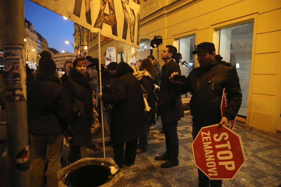 Národní třída, 17. listopad 2018: Demonstranti dorazili ještě před svítáním