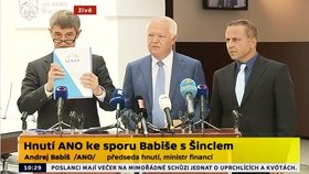 Babiš na tiskové konferenci ukazuje svazek, který údajně předložil před poslance Šincla.