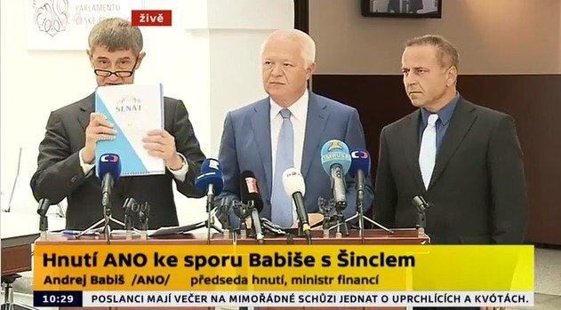 Babiš na tiskové konferenci ukazuje svazek, který údajně předložil před poslance Šincla.