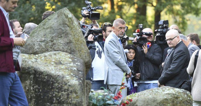 Andrej Babiš uctil památku romských obětí na památníku v Letech.