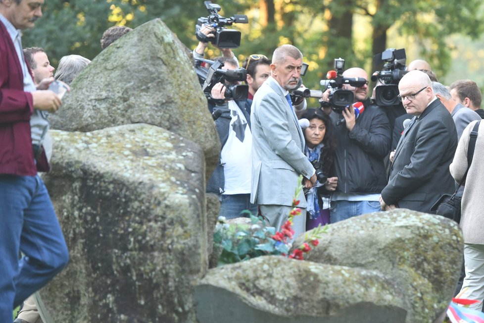 Andrej Babiš uctil památku romských obětí u památníku v Letech.