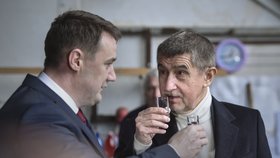Andrej Babiš si připíjí při návštěvě Libereckého kraje s hejtmanem Martinem Půtou