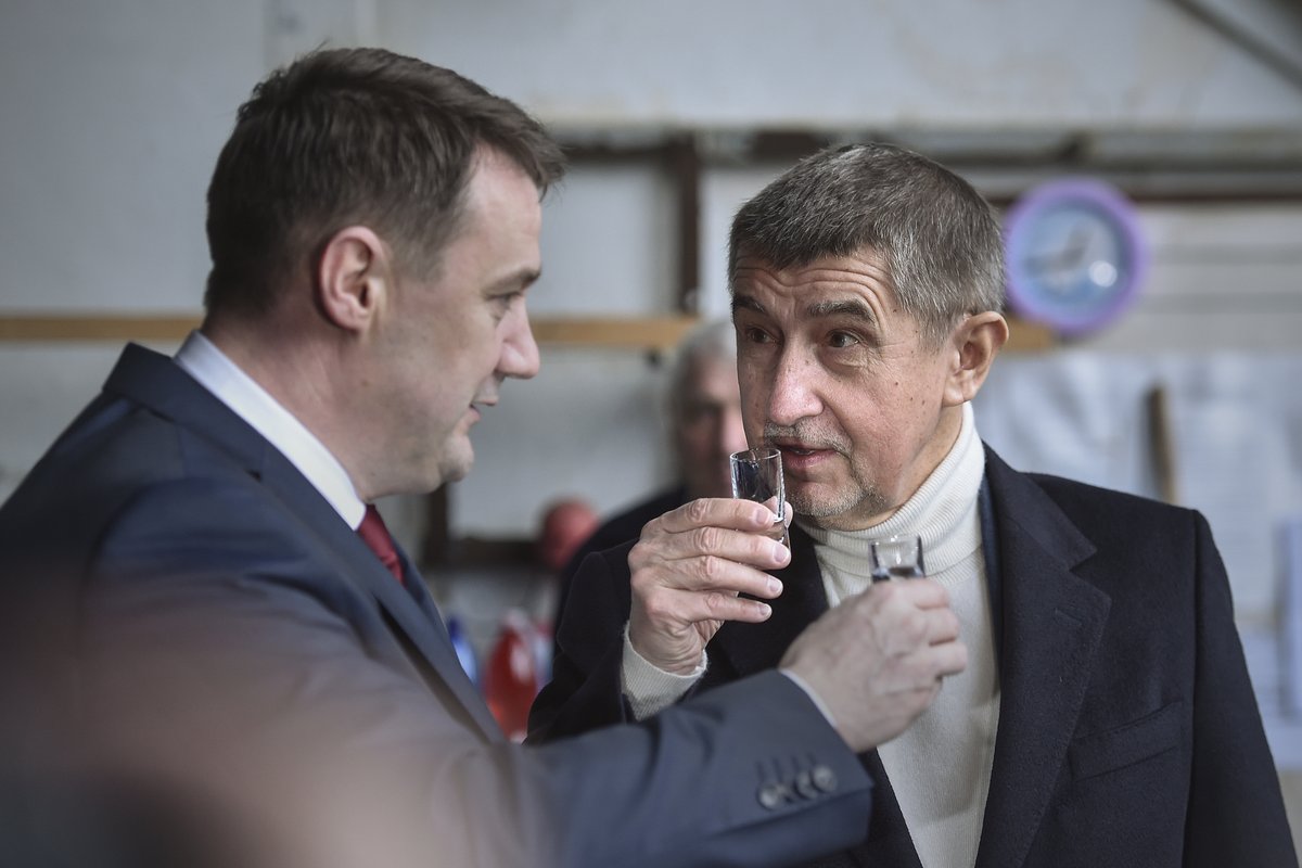 Andrej Babiš si připíjí při návštěvě Libereckého kraje s hejtmanem Martinem Půtou