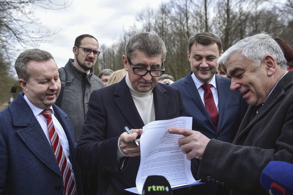 Premiér Babiš (ANO) podepisuje petici za urychlení stavby na místě budoucího obchvatu Nový Bor - Česká Lípa.