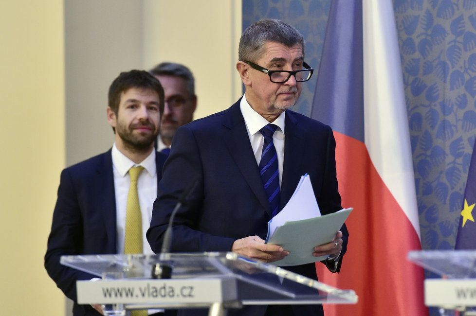 Premiér Babiš s ministry Pelikánem a Metnarem na tiskovce po předvánočním jednání vlády