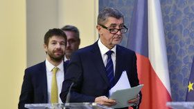 Premiér Babiš s ministry Pelikánem a Metnarem na tiskovce po předvánočním jednání vlády