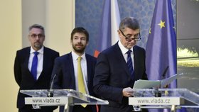 Premiér Babiš s ministry Pelikánem a Metnarem na tiskovce po předvánočním jednání vlády