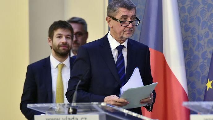 Premiér Babiš s ministry Pelikánem a Metnarem na tiskovce po předvánočním jednání vlády