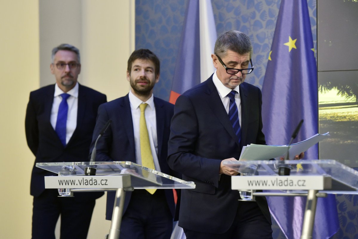 Premiér Babiš s ministry Pelikánem a Metnarem na tiskovce po předvánočním jednání vlády